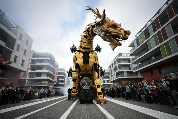 اسب اژدها به نام لانگ-ما را که توسط فرانسوا د لا روزیر و شرکتش &quot;La Machine&quot; ساخته شده است در خیابان های تولوز، جنوب فرانسه، در 16 آوریل 2022  - اسپوتنیک ایران  