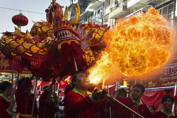 رقص سنتی اژدها را در اولین روز سال نو چینی در محله چینی‌ها یانگون - اسپوتنیک ایران  