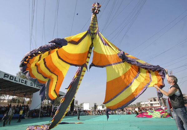  بادبادک 16 متری  به شکل اژدها در جریان جشنواره بین المللی بادبادک در احمدآباد، هند، شنبه، 12 ژانویه 2008  - اسپوتنیک ایران  