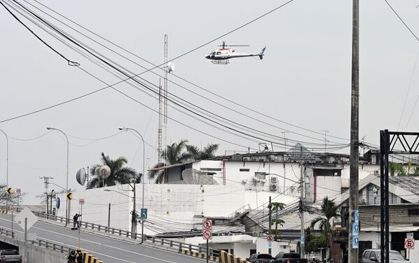 یک هلیکوپتر پلیس اکوادورا پس از حمله افراد مسلح ناشناس در استودیوی تلویزیونی دولتی که در تاریخ 9 ژانویه 2024 به صورت زنده انجام شد، در حال گشت زنی می باشد. - اسپوتنیک ایران  