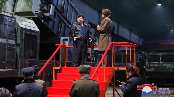 کیم جونگ اون رهبر کره شمالی در حال بازدید از کارخانه های نظامی
 - اسپوتنیک ایران  