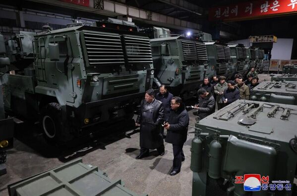 در تاریخ 8 و 9 ژانویه، رئیس امور دولتی کره شمالی، کیم جونگ اون از کارخانه های اصلی نظامی بازدید کرده و در آنجا با وضعیت تولید سلاح و تجهیزات نظامی آشنا شد. - اسپوتنیک ایران  
