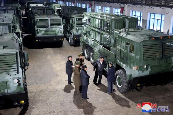 در تاریخ 8 و 9 ژانویه، رئیس امور دولتی کره شمالی، کیم جونگ اون از کارخانه های اصلی نظامی بازدید کرده و در آنجا با وضعیت تولید سلاح و تجهیزات نظامی آشنا شد. - اسپوتنیک ایران  