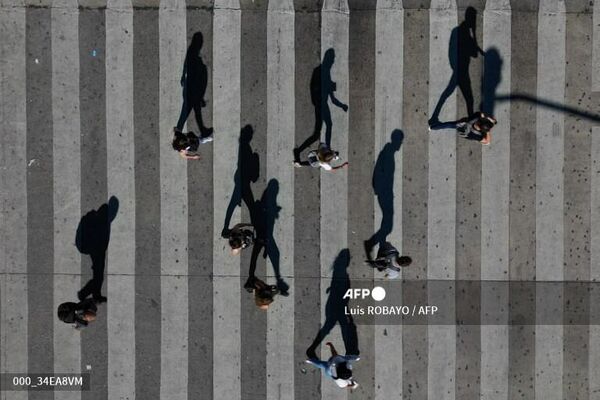 تصویر هوایی از سایه مردمی که در خیابانی در بوینس آیرس قدم می‌زنند.  9 ژانویه 2024. - اسپوتنیک ایران  