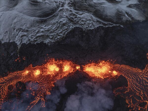 فعالیت های آتشفشانی در آتشفشان فعال در گرینداویک در شبه جزیره ریکیانس ایسلند. 19 دسامبر 2023 - اسپوتنیک ایران  