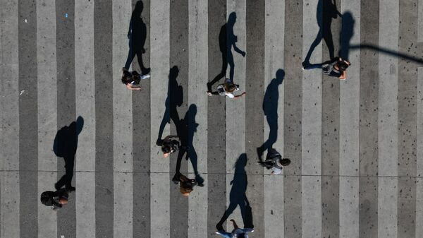 Вид с воздуха на тень людей, идущих по улице в Буэнос-Айресе, Аргентина - اسپوتنیک ایران  