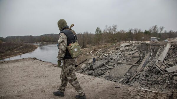 Военнослужащий ВСУ на разрушенном мосту между поселком Дитятки и Чернобылем, Украина - اسپوتنیک ایران  