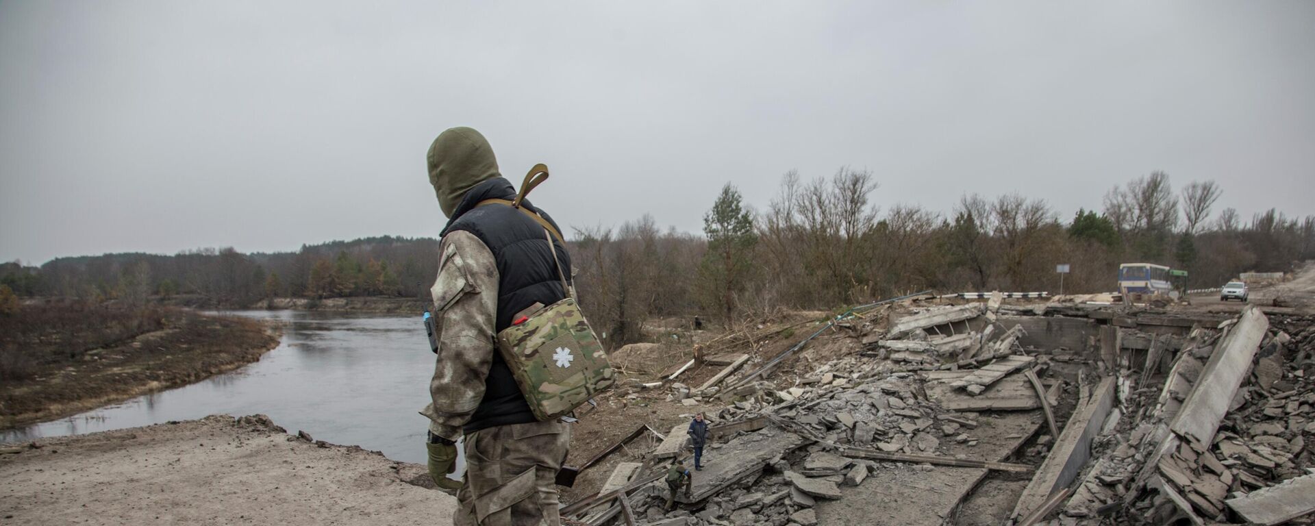 Военнослужащий ВСУ на разрушенном мосту между поселком Дитятки и Чернобылем, Украина - اسپوتنیک ایران  , 1920, 12.01.2024