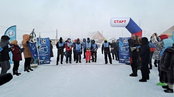 شرکت کنندگان پنجمین ماراتن سخت قطب سرد اویمیاکن در شروع مسابقات در  یاکوتیا - اسپوتنیک ایران  