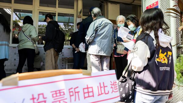 Люди стоят в очереди на избирательный участок в Тайване - اسپوتنیک ایران  