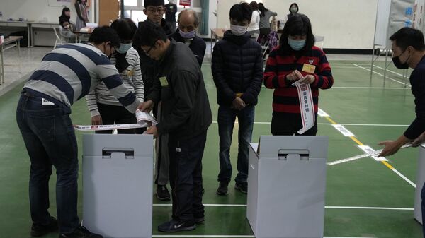 Чиновники проверяют урны для голосования - اسپوتنیک ایران  