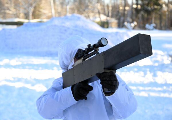 یک سرباز از نیروهای مهندسی نیروهای مسلح روسیه در هنگام نمایش وسایل ضد پهپاد استاندارد در منطقه مسکو. - اسپوتنیک ایران  