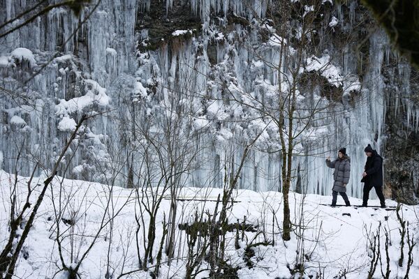 گردشگران در تنگه یخ زده گوام در  استان کراسنودار روسیه - اسپوتنیک ایران  