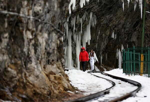 گردشگران در تنگه یخ زده گوام در  استان کراسنودار روسیه - اسپوتنیک ایران  