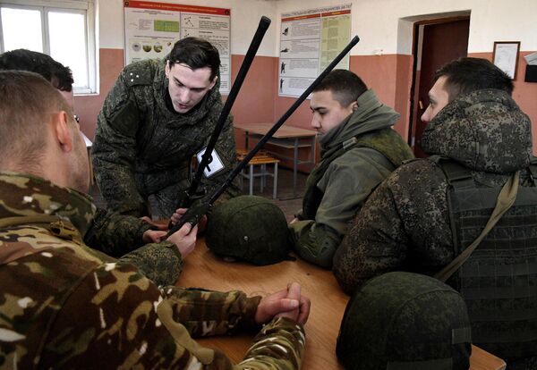 نظامیان در کلاس مطالعه تجهیزات ارتباطی به عنوان بخشی از تمرین نیروهای ناوگان اقیانوس آرام روسیه در منطقه پریمورسکی - اسپوتنیک ایران  