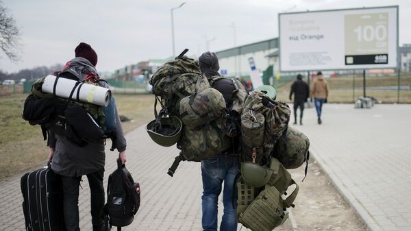 Мужчина из Польши пересекает границу Украины в качестве наемника  - اسپوتنیک ایران  