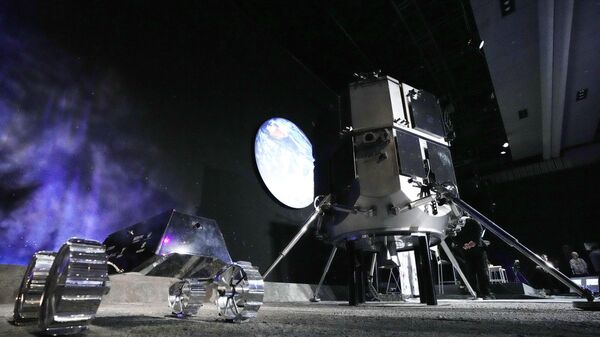 Модели посадочного модуля и лунохода HAKUTO-R перед прямой трансляцией высадки на Луну - اسپوتنیک ایران  