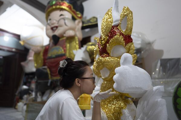 تهیه مقدمات سال نو به تقویم قمری در ویتنام. مجسمه های جشن. - اسپوتنیک ایران  