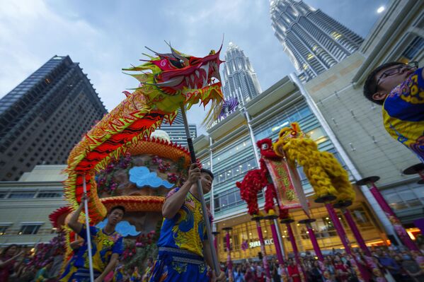 تهیه مقدمات سال نو به تقویم قمری در مالزی. گروه های شیر و اژدها در حال رقص. - اسپوتنیک ایران  