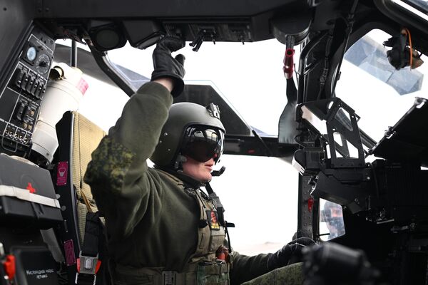 یک سرباز گروه &quot;مرکزی&quot; نیروهای مسلح روسیه بالگرد شناسایی ـ تهاجمی Ka-52 را برای پرواز جهت حمله و انجام مأموریت های رزمی در منطقه عملیات ویژه نظامی آماده می کند. - اسپوتنیک ایران  