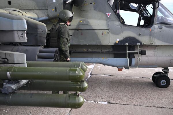 یک سرباز گروه &quot;مرکزی&quot; نیروهای مسلح روسیه بالگرد شناسایی ـ تهاجمی Ka-52 را برای پرواز جهت حمله و انجام مأموریت های رزمی در منطقه عملیات ویژه نظامی آماده می کند. - اسپوتنیک ایران  