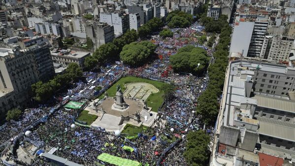 مردم در طول یک اعتصاب ملی علیه اصلاحات اقتصادی و کارگری پیشنهادی دولت رئیس جمهور آرژانتین خاویر مایلی در بوئنوس آیرس، آرژانتین، در خارج از کنگره تجمع کردند. 24 ژانویه 2024 - اسپوتنیک ایران  