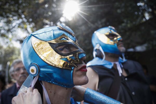 یک زوج با ماسک در تظاهراتی علیه رئیس جمهور آرژانتین خاویر مایلی و در حمایت از اعتصاب ملی در مکزیکوسیتی شرکت کردند. - اسپوتنیک ایران  