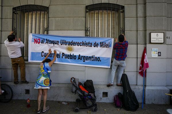 فعالان در حمایت از اعتصاب ملی در آرژانتین علیه اصلاحات اقتصادی و کارگری پیشنهادی رئیس جمهور خاویر مایلی، بر روی نمای کنسولگری آرژانتین، بنری با این پیام به زبان اسپانیایی آویزان کردند: &quot;نه به حمله راست افراطی مایلی به آرژانتینی. مردم&quot;، در سانتیاگو، شیلی. 24 ژانویه 2024 - اسپوتنیک ایران  