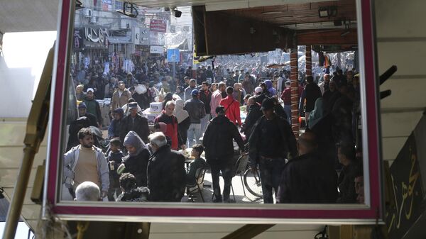 Палестинцы посещают рынок во время продолжающегося израильского воздушного и наземного наступления на сектор Газа в Рафахе - اسپوتنیک ایران  