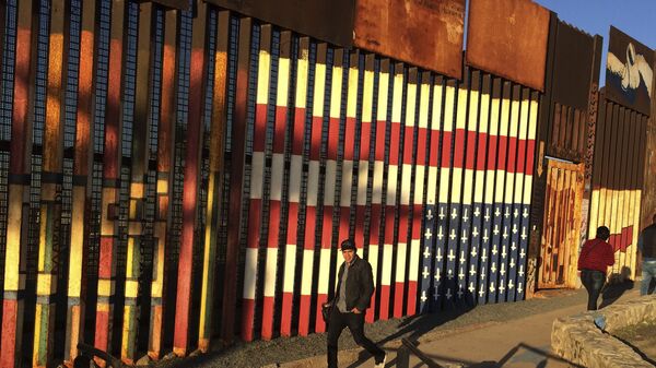 Граффити на границе Мексики и США - اسپوتنیک ایران  