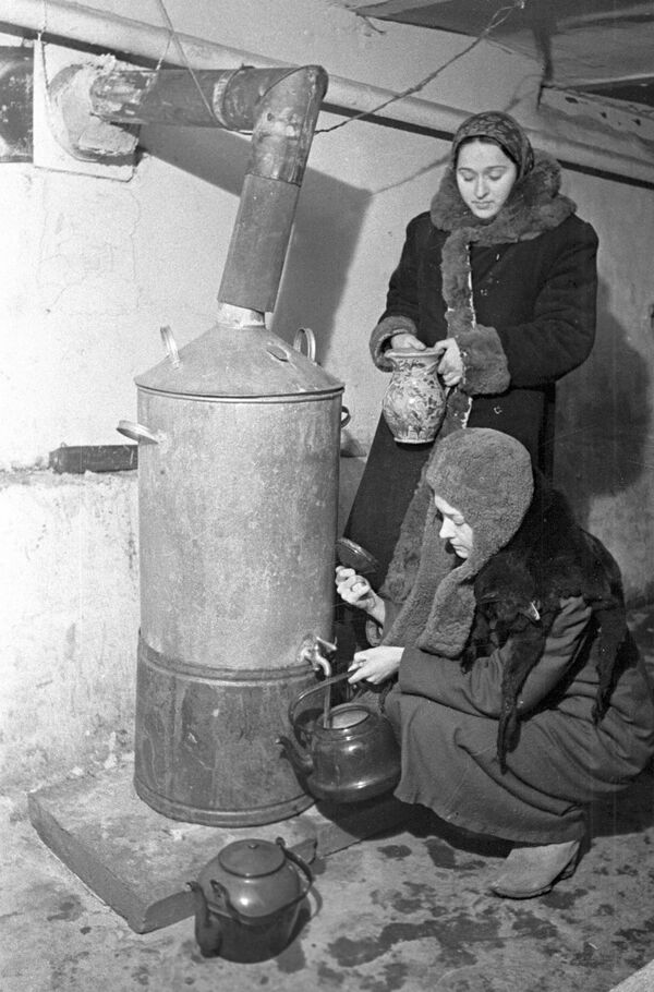 جنگ بزرگ میهنی 1941-1945 . ساکنان لنینگراد تحت محاصره در زیرزمین مجتمع مسکونی خود  آب گرم دریافت می کنند. - اسپوتنیک ایران  