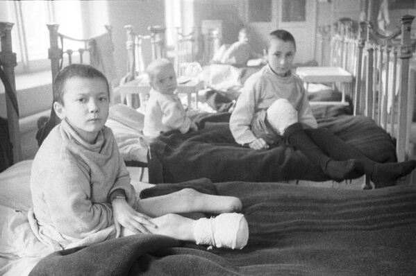 جنگ بزرگ میهنی. 1941-1945 .محاصره لنینگراد (8 سپتامبر 1941 - 27 ژانویه 1944). کودکان مصدوم شده بر اثر حملات و بمباران های نازی ها در یکی از بیمارستان های لنینگراد - اسپوتنیک ایران  