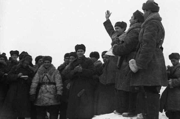 جنگ بزرگ میهنی 1941-1945 حلقه محاصره لنینگراد در 18 ژانویه 1943 شکسته شد. تجمع  سربازان جبهه لنینگراد و ولخوف پس از موفقیت. جنگ بزرگ میهنی 1941-1945. - اسپوتنیک ایران  
