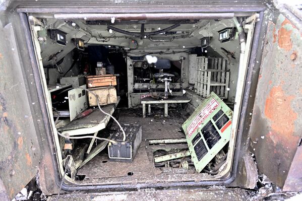 این نفربر زرهی « ام 113» ساخت آمریکا و کاملا سالم است. یکی از سربازان روسیه گفت که تعمیر جزئی و تخلیه آن از خط مقدم جبهه مستقیماً توسط بچه های گروه تعمیر و تخلیه و همچنین تعمیرگاه تیپ 200 انجام شد. - اسپوتنیک ایران  