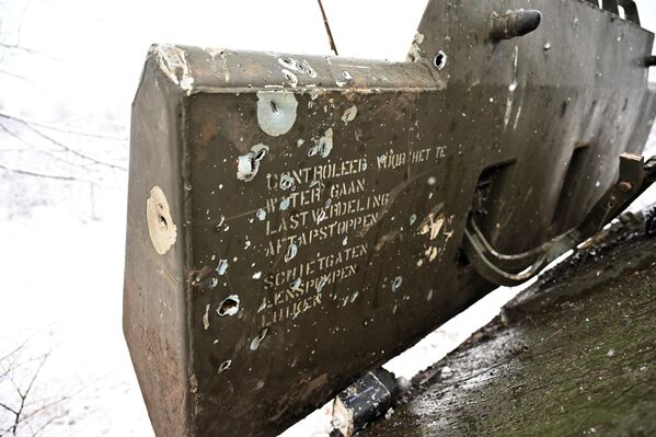 این نفربر زرهی « ام 113» ساخت آمریکا و کاملا سالم است. یکی از سربازان روسیه گفت که تعمیر جزئی و تخلیه آن از خط مقدم جبهه مستقیماً توسط بچه های گروه تعمیر و تخلیه و همچنین تعمیرگاه تیپ 200 انجام شد. - اسپوتنیک ایران  