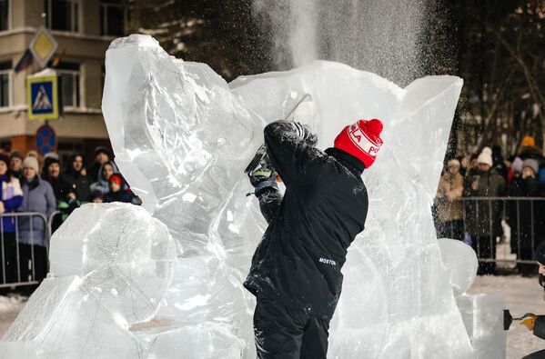 شرکت کننده در مسابقه - شو &quot;اره دیوانه&quot; در میدان مرکزی شهر آپاتیتی، منطقه مورمانسک. 5 تیم هنرمند مجسمه ساز از شهرهای مختلف روسیه با استفاده از اره برقی مجسمه های زیبای یخی را در 90 دقیقه خلق کردند. - اسپوتنیک ایران  