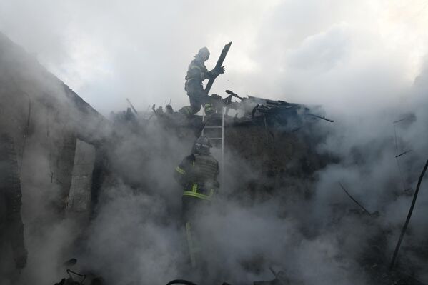 کارمند سازمان اوضاع غیرمترقبه روسیه در زمان اطفای حریق در نتیجه گلوله باران منطقه کالینینسکی دونتسک از سوی نیروهای اوکراین. کارمند سازمان اوضاع غیرمترقبه روسیه در زمان اطفای حریق در نتیجه گلوله باران منطقه کالینینسکی دونتسک از سوی نیروهای اوکراین. - اسپوتنیک ایران