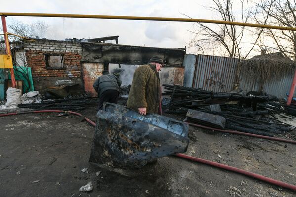 پیامد گلوله باران جمهوری مردمی دونتسک از سوی نیروهای اوکراین. پیامد گلوله باران جمهوری مردمی دونتسک از سوی نیروهای اوکراین. - اسپوتنیک ایران