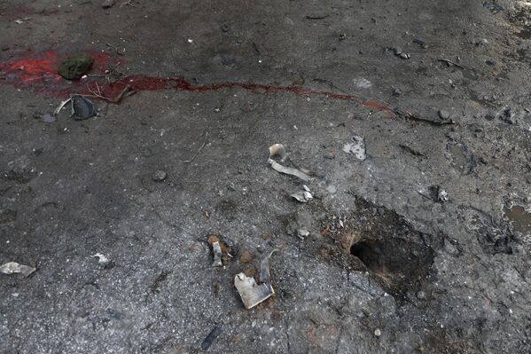 خون جاری بر زمین کشته شدگان و مجروحان گلوله باران جمهوری مردمی دونتسک از سوی نیروهای اوکراین. خون جاری بر زمین کشته شدگان و مجروحان گلوله باران جمهوری مردمی دونتسک از سوی نیروهای اوکراین. - اسپوتنیک ایران