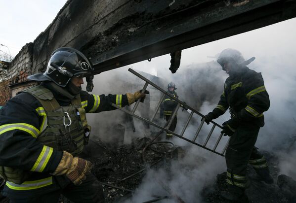 کارمند سازمان اوضاع غیرمترقبه روسیه در زمان اطفای حریق در نتیجه گلوله باران منطقه کالینینسکی دونتسک از سوی نیروهای اوکراین. کارمند سازمان اوضاع غیرمترقبه روسیه در زمان اطفای حریق در نتیجه گلوله باران منطقه کالینینسکی دونتسک از سوی نیروهای اوکراین. - اسپوتنیک ایران