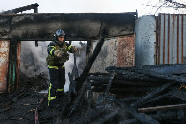 کارمند سازمان اوضاع غیرمترقبه روسیه در زمان اطفای حریق در نتیجه گلوله باران منطقه کالینینسکی دونتسک از سوی نیروهای اوکراین. کارمند سازمان اوضاع غیرمترقبه روسیه در زمان اطفای حریق در نتیجه گلوله باران منطقه کالینینسکی دونتسک از سوی نیروهای اوکراین. - اسپوتنیک ایران