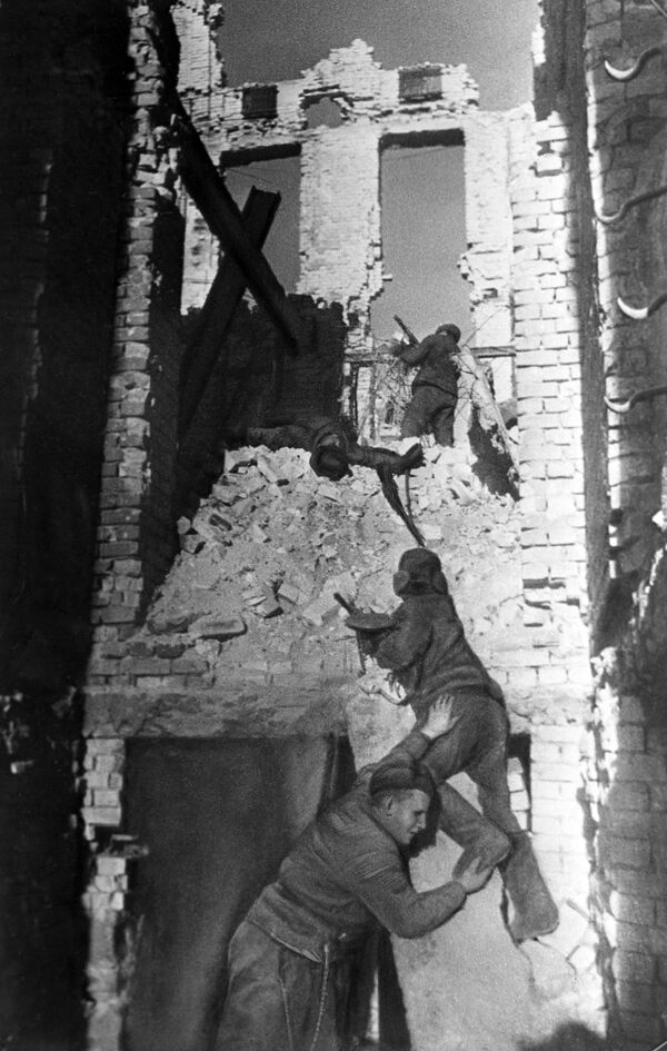 جنگ بزرگ میهنی 1941-1945 . نبرد استالینگراد. جولای 1942 - فوریه 1943 .سربازان شوروی در جریان نبردهای خیابانی در استالینگراد. - اسپوتنیک ایران  