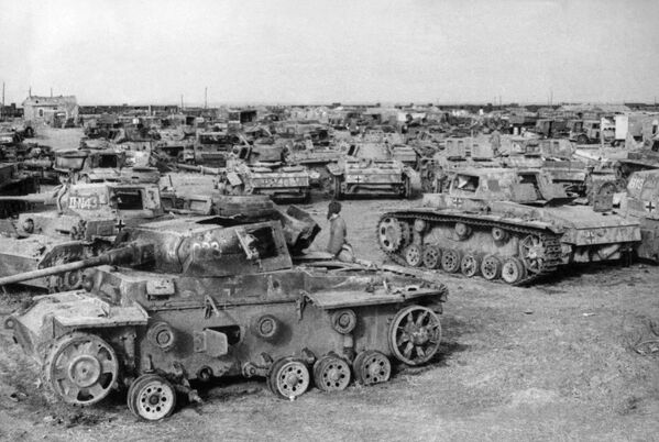 این عکس تانک هایی را نشان می دهد که ارتش آلمان پس از شکست در نبرد استالینگراد به جا گذاشته  است. این نبرد در زمستان 1942 تا 1943 انجام شد و طی ان ارتش سرخ بر مهاجمان آلمانی پیروز شد. - اسپوتنیک ایران  