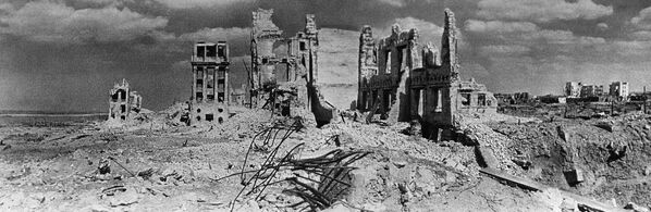 جنگ بزرگ میهنی 1941- 1945. استالینگراد، 1943. منظره مرکز این شهر در پایان نبرد در ساحل رودخانه ولگا  - اسپوتنیک ایران  