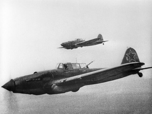 جنگ بزرگ میهنی 1941-1945. هواپیماهای تهاجمی ایلیوشین ـ 2 شوروی در یک مأموریت جنگی در نزدیکی استالینگراد پرواز می کنند. - اسپوتنیک ایران  