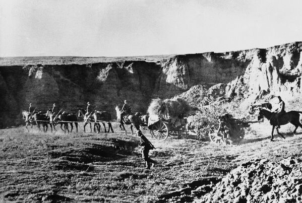 یکی از حفره های متعدد در دشت های اطراف استالینگراد در 10نوامبر1942 که پس از تصرف آن توسط نیروهای آلمانی به عنوان موضع توپخانه استفاده می شد. - اسپوتنیک ایران  