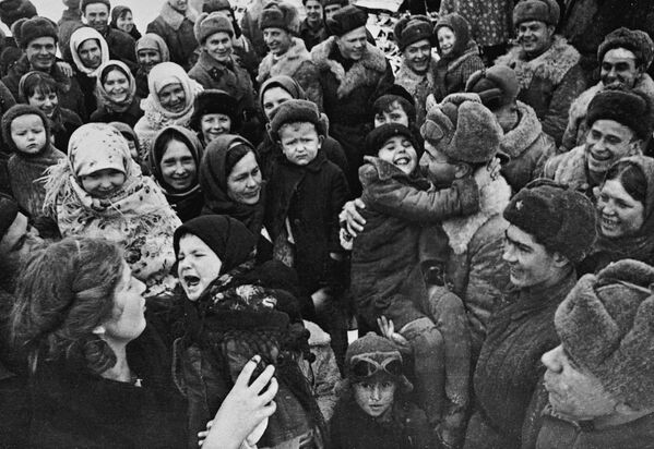 جنگ بزرگ میهنی 1941-1945 .مردم استالینگراد از نیروهای آزادی بخش استقبال می کنند. - اسپوتنیک ایران  
