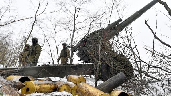 Russian artillerymen stand near a 2A65 Msta-B 152 mm towed howitzer at the firing position, as Russia's military operation in Ukraine continues, at unknown location. - اسپوتنیک ایران  