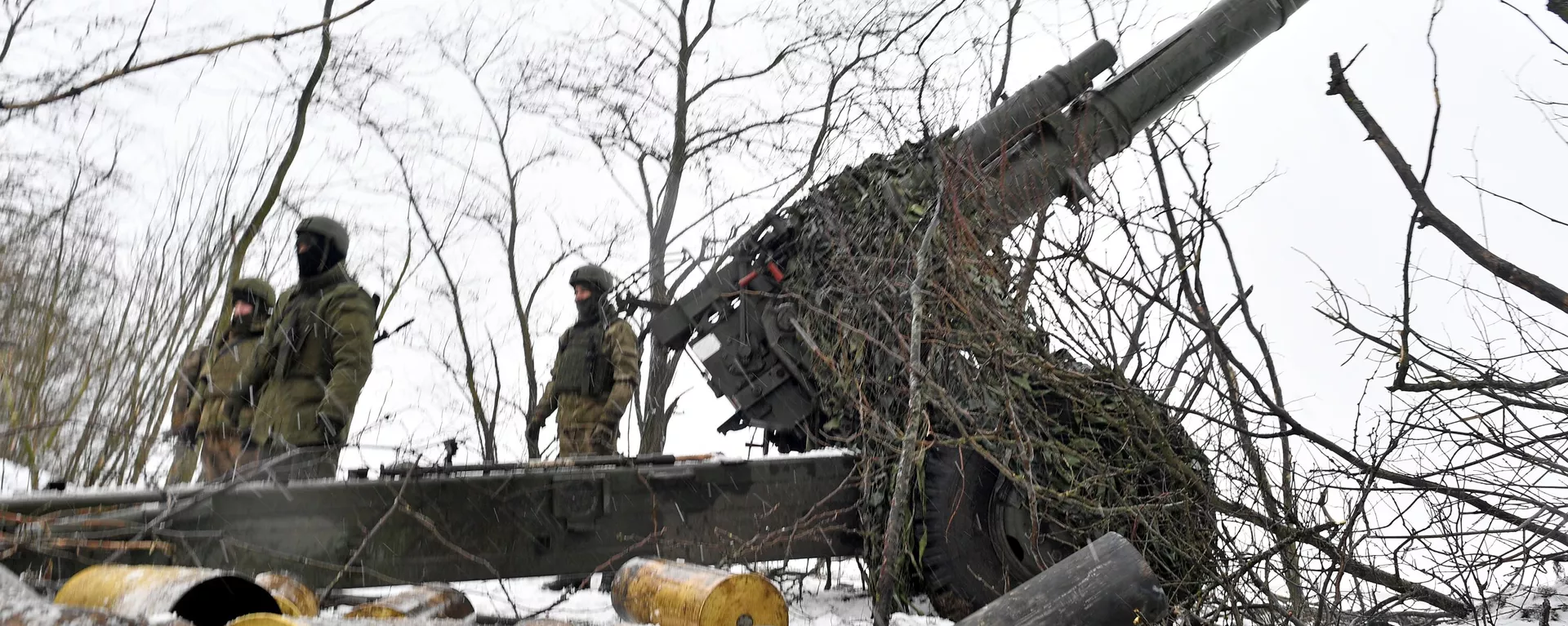 Russian artillerymen stand near a 2A65 Msta-B 152 mm towed howitzer at the firing position, as Russia's military operation in Ukraine continues, at unknown location. - اسپوتنیک ایران  , 1920, 08.02.2024