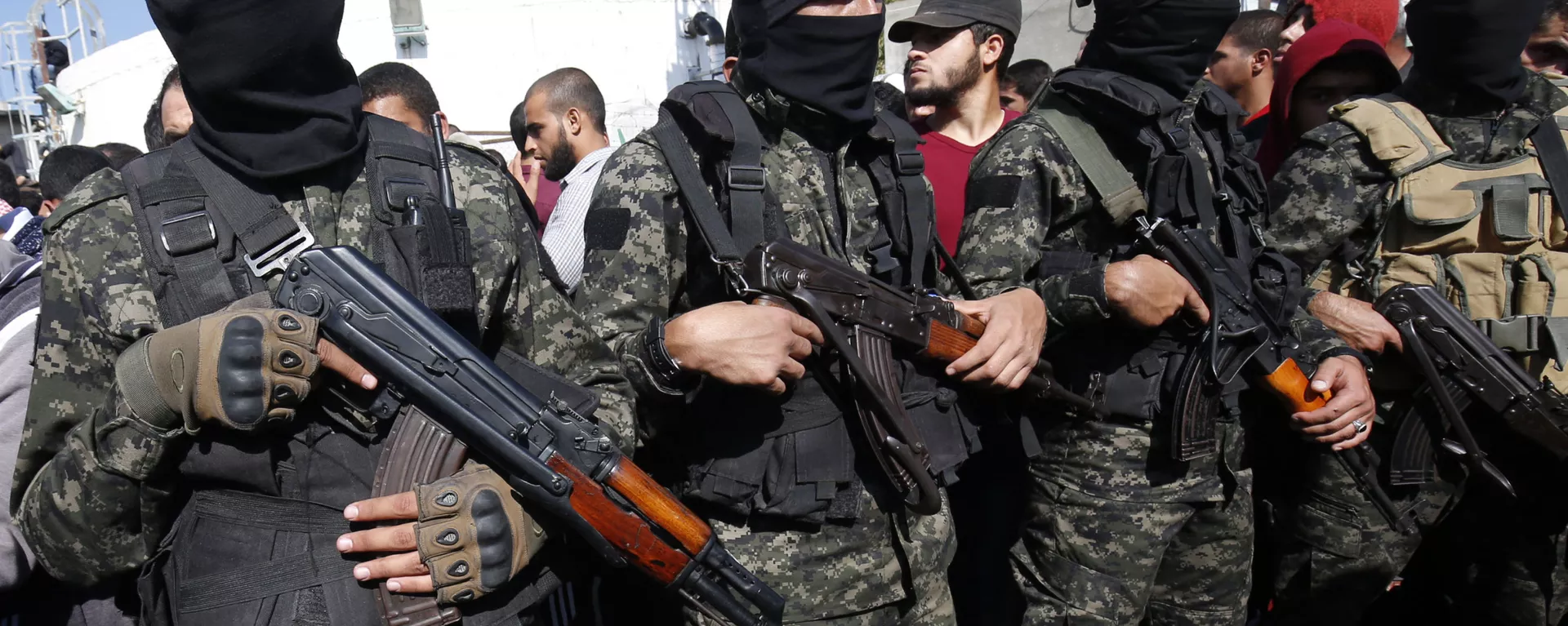 Palestinian militants of the Islamist movement Hamas' military wing Al-Qassam Brigades, attend the funeral of seven Palestinians, killed during an Israeli special forces operation in the Gaza Strip, on November 12, 2018, in Khan Younis - اسپوتنیک ایران  , 1920, 02.02.2024